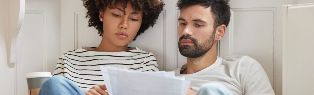 um casal analisando documentos de união estável